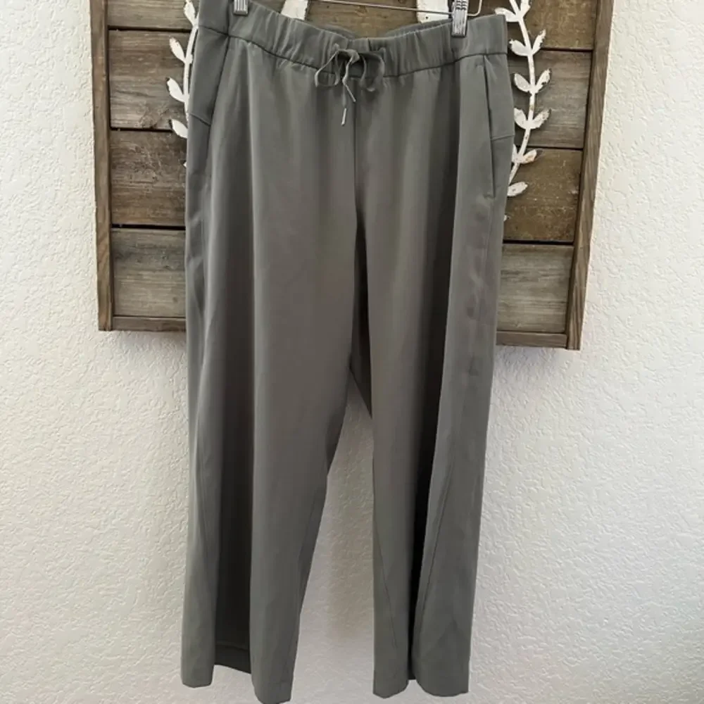 Lululemon on the fly pants pull on ladies size 8 green